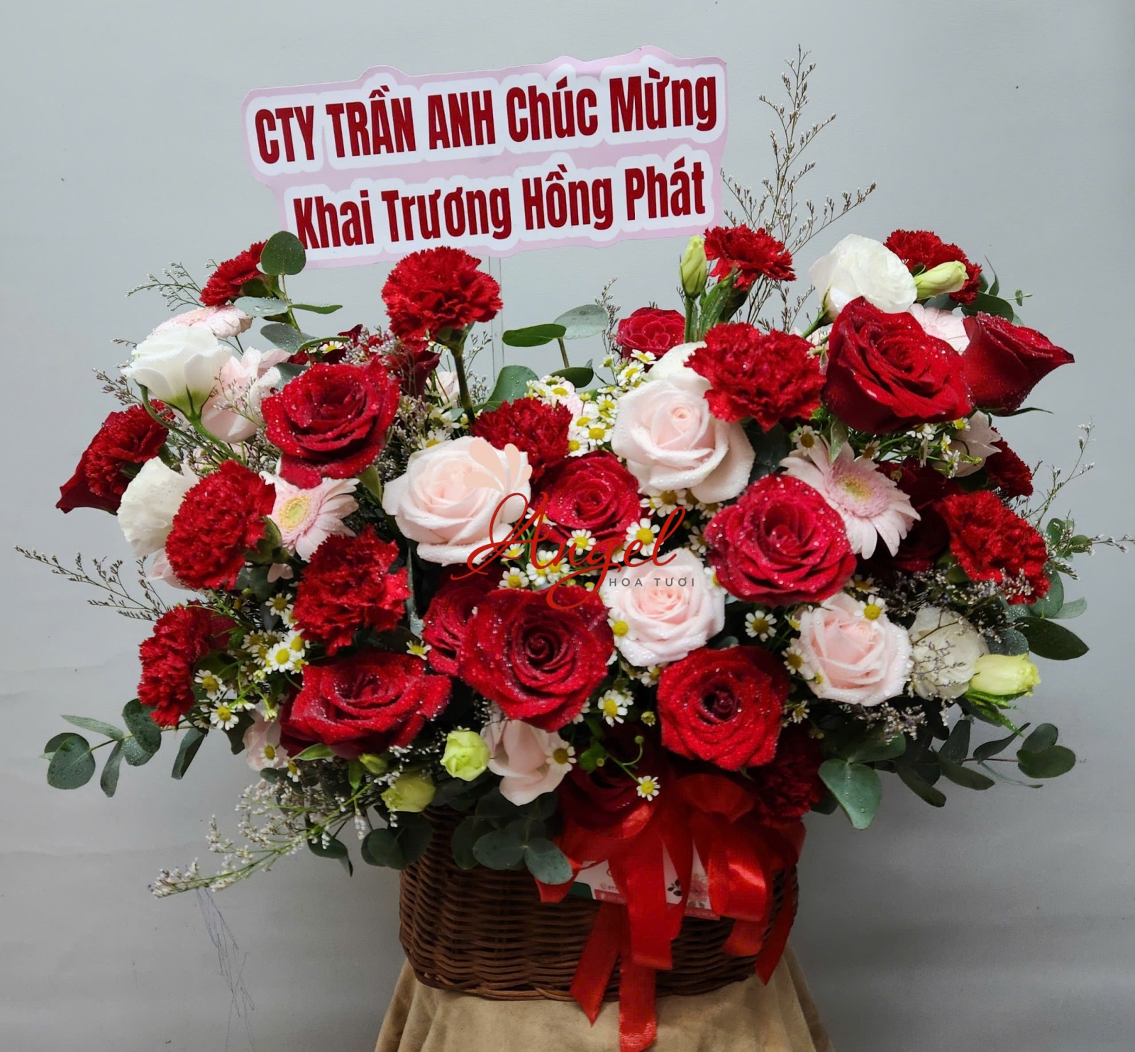 lẵng hoa hồng đỏ để bàn 