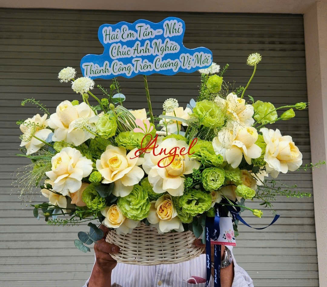 Giỏ Hoa Chúc Mừng Tông Vàng Sang Trọng