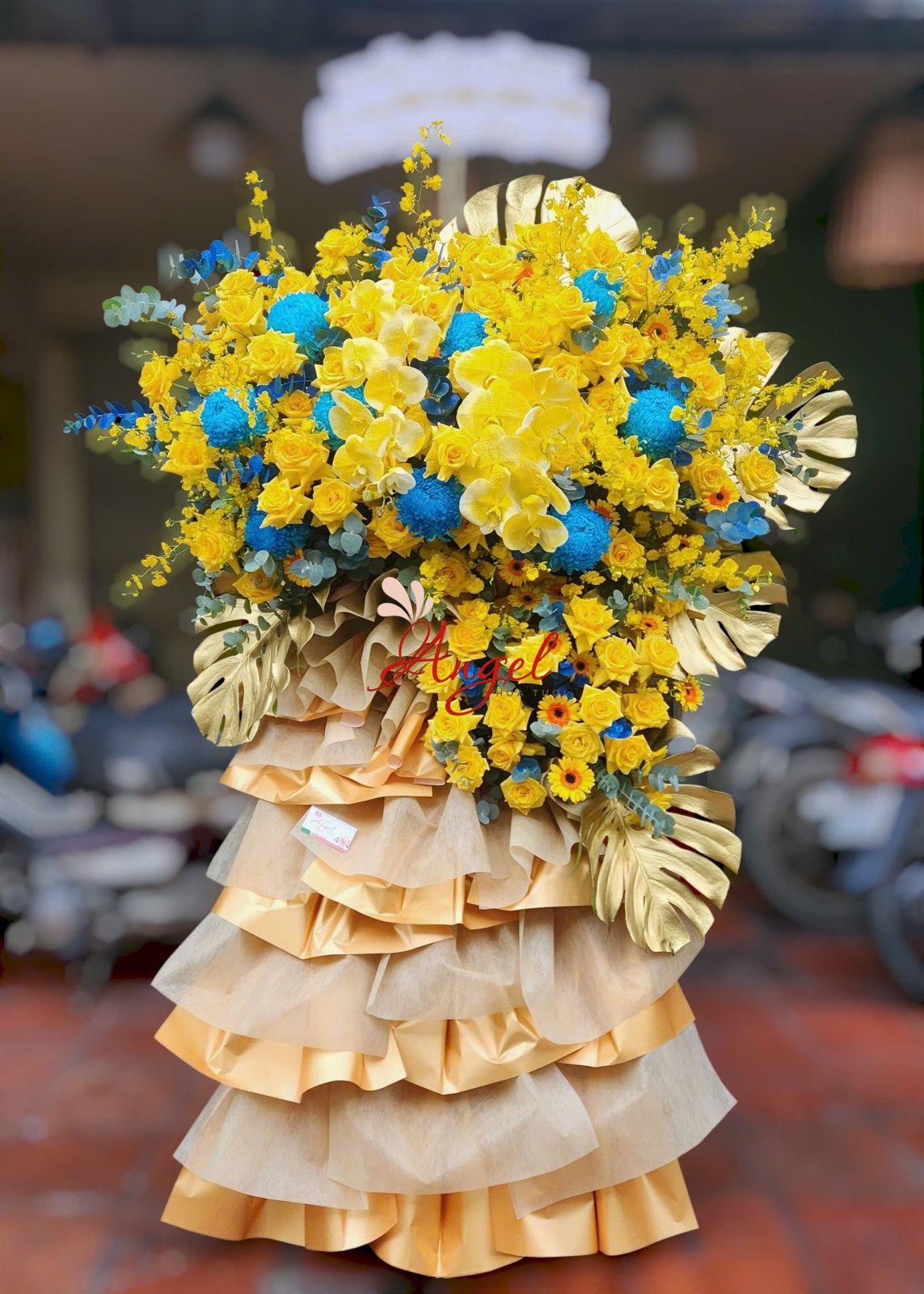 kệ hoa khai trương màu vàng